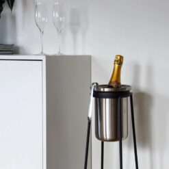 SACKit vinkøler i 2 farver Brug SACKit vinkøleren alene eller med vores Patio Accessory Stand, Patio Sofa bord, som er en del af vores outdoor sortiment.