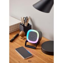 Still højtaler med oplader og lampe, Smart bluetooth-højttaler med integreret mobiloplader og LED bordlampe. kan placeres overalt hjemmet.