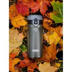 Thermos JMY termokop på 350 ml er en smart blanding af en lille termoflaske og en termokop fremstillet i rustfrit stål med et drikkelåg.