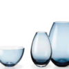 Holmegaard Cocoon serie vaser og skål, i mørk blå er designet i en form, der skulle reflektere og fange lyset på den særlige måde, som kun glas kan.
