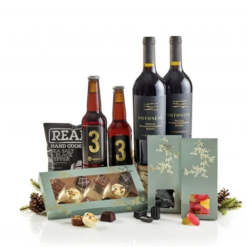 Sampak Julehygge 2024, fin gave med både vin,øl, luksuschokolade og knas. Dejlig at modtage og give op til højtiden. God at dele