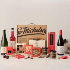 Sv.Michelsen sampakgave med Fairtrade chokolade 640, Kæmpe gavekuffert med Fairtrade chokolade, saft & vin. En fornøjelse at give men også at modtage.