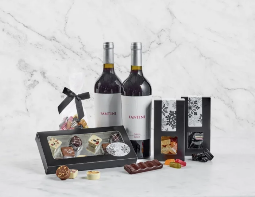 Sampak Winther Wonderland 2024, en rigtig god gave at give til enten kunder eller personale. Med gode produkter som vin,luksuschokolade og juleslik.