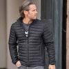 Tee Jays Crossover Jacket herre, denne model herre er inspireret af den stigende trend med at kombinere forskellige materialer til én style.