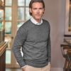Tee Jays Strik rund hals Herre, Klassisk strikket i høj kvalitet, fremstillet af italiensk merino-uld. Fine rib-detaljer, i et rent og tidsløst design.