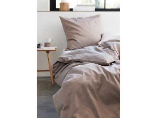 Södahl Sengetøj Tiles, Sov i udsøgt damasksengetøj, det klassiske sildebensmønster vævet ind i stoffet, et look vil få sengen til at føles ekstra luksuriøs. 