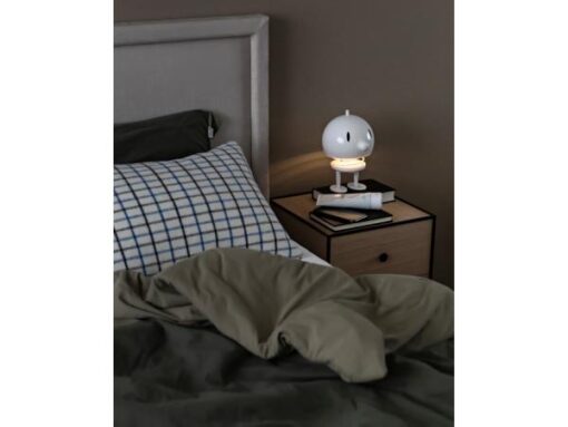 Hoptimist Bumble lampe i 3 farver, lad Hoptimist-lampen fylde rummet med lys og hygge, hvor end du placerer den. Bumble-lampen skaber glæde i hjemmet. Hoptimist Bumble lampe i 3 farver, uanset om du lader den flytte ind på skrivebordet, i dit favorithjørne, på natbordet eller i børneværelset. Ens pris: 560,-..Vejl.pris 1099,- Højde: H 23 cm Farve: - Soft Sky - Soft Choko - White