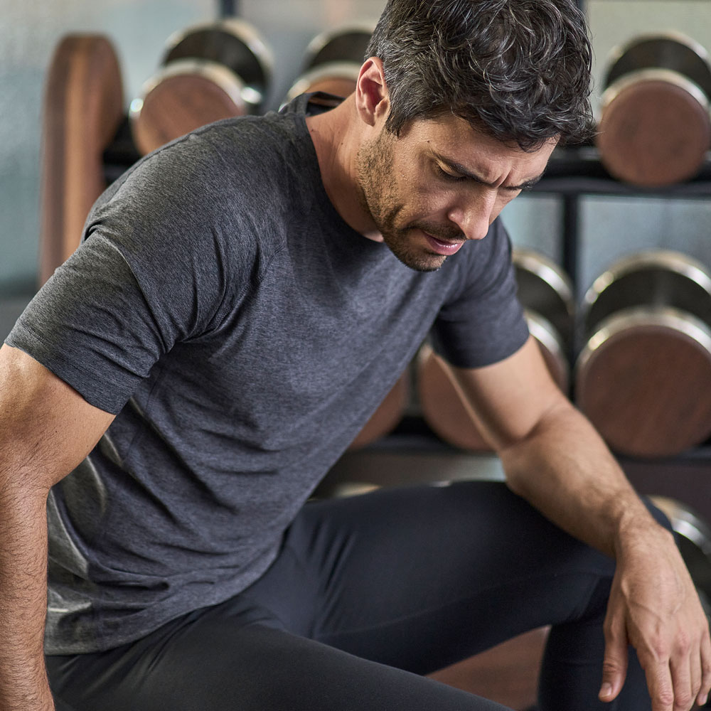 Cooldry Performance Tee i D/H. Velkendt funktions-t-shirt i luksuskvalitet, med stræk. Den er i en let, blød og åndebar metervare, føles behagelig,