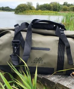 Amaroq duffelbag i forskellige størrelser og er ideel til dags og weekend turen. Det kraftige 500D Tarpaulin Materiale holder vand og støv ude