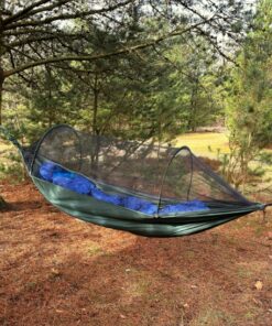 Hængekøje med myggenet er let og kompakte og perfekt til overnatningen i skoven. Er udstyret med myggenet