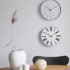 Arne Jacobsen vægur Banker & Roman mellem, begge modeller kommer i 16 cm . Da Arne Jacobsen skabte 2 designikoner til boligen.