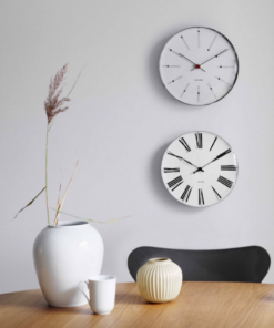 Arne Jacobsen vægur Banker & Roman mellem, begge modeller kommer i 16 cm . Da Arne Jacobsen skabte 2 designikoner til boligen.