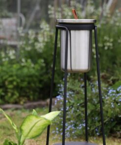 SACKit Outdoor Stand Ø14 med vinkøler er en udendørs stander i pulverlakeret rustfrit stål. Skabt i et enkelt design og som en naturlig forlængelse