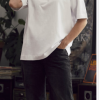 Over-T unisex fra Clique. Afslappet oversize T-shirt i unisex-model, fremstillet af 100% ringspundet bomuld. En bredere dobbeltkrave i bomuld og elastan,