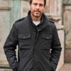 Tee Jays URBAN CITY JACKET, en klassisk jakke med højkvalitets DuPont™-padding.Den gør med sit flotte snit og design et ekstra indtryk,. 