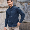 Tee Jays Casual twill skjorte D/H, garment washed indigo har en behagelig, faconsyet pasform, lækre detaljer. Skjortevalg til kontoret el. en frokost