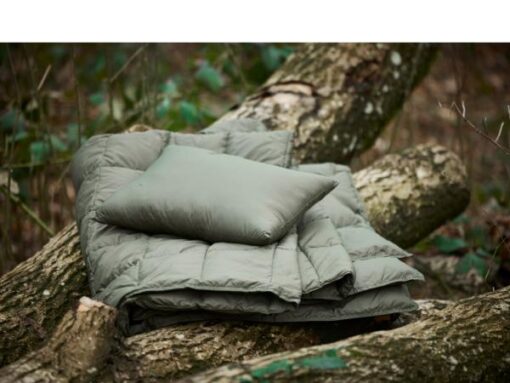Outdoor dunplaid eller dunpude, et flot sæt og praktisk sæt som du kan benytte overalt. På tur, i haven osv. Nem og have med. Vælg mellem pude el. plaid