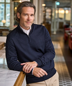 Tee Jays Half zip herre model, Denne Half Zip strik er lavet i en førsteklasses italiensk merino/polyakryl blanding. 3 farver, Sort, Navy og Grå Melange