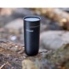 Thermos termokrus i stål, 350 ml termokrus og der medfølger et praktisk drikkelåg, som sikrer, at du kan nyde dine kolde eller varme drikke på farten