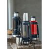 Thermos termoflaske i rustfrit stål, en robust termoflaske, der egner sig perfekt til arbejdsbrug og lignende. Kommer i 3 farver