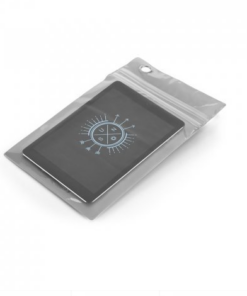 Vandtæt pose til tablets, op til 9,7” i PVC. Det giver brugeren mulighed for at interagere med skærmen udefra. Tasken har en løkke på toppen, 215 x 329 mm