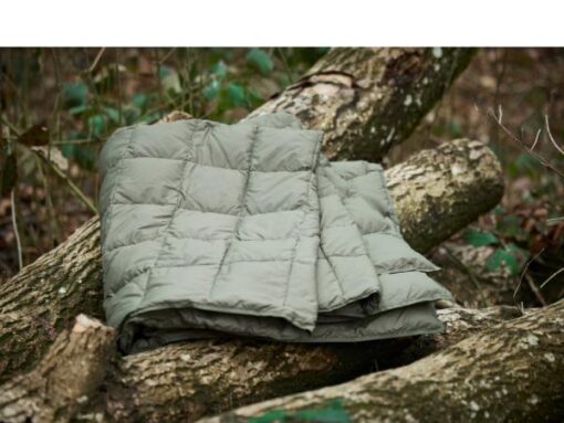 Outdoor dunplaid eller dunpude, et flot sæt og praktisk sæt som du kan benytte overalt. På tur, i haven osv. Nem og have med. Vælg mellem pude el. plaid