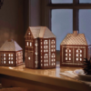 Kähler Gingerbread Huse 3 stk.at vælge imellem. En en serie af håndlavede honningkagehuse, hvor Kähler ophav og den danske jul er sat på en fælles design