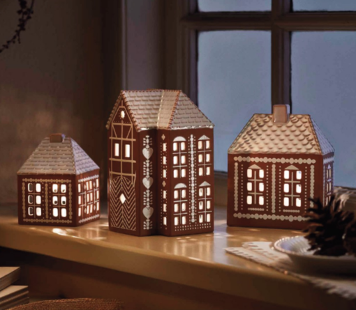 Kähler Gingerbread Huse 3 stk.at vælge imellem. En en serie af håndlavede honningkagehuse, hvor Kähler ophav og den danske jul er sat på en fælles design