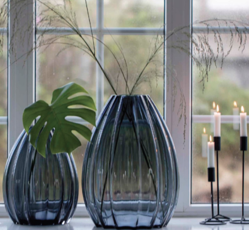 Holmegaard 2Lips vase 2 størrelser,inviter naturen indenfor og skab forårsstemning året rundt. Inspiration til 2Lips vasen er et tulipanhovedets form