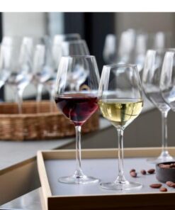 Lyngby glas juvel vinsæt, Dæk et smukt og elegant middagsbord. Sættet består af 8 rødvinsglas 50 cl og 8 hvidvinsglas 38 cl.