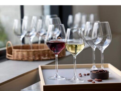 Lyngby glas juvel vinsæt, Dæk et smukt og elegant middagsbord. Sættet består af 8 rødvinsglas 50 cl og 8 hvidvinsglas 38 cl.