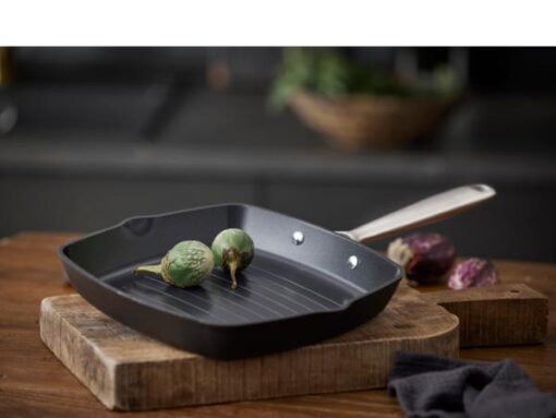Pillivuyt Travo Grillpande Den keramiske belægning er ekstra hårdfør, har lang levetid og tåler redskaber af både plast, silikone, træ og metal.
