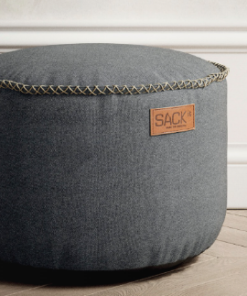 SACKit RETROif pouf i grå outdoor. Med en højde på 35 cm og diameter på 50 cm. Passer fint til RETROit sækkestol. Til indendørs/udendørs brug.