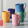 Lyngby Porcelæn Rhombe color krus sampak, 6 krus (2 blå) 5 farver, Klare rene linjer, porcelæn og mønstre fra arkiverne. Med en legende tilgang til hvordan farver og elementer mikses, bringer Rhombe Color nyt liv til den eksisterende Rhombe kollektion i hvid.