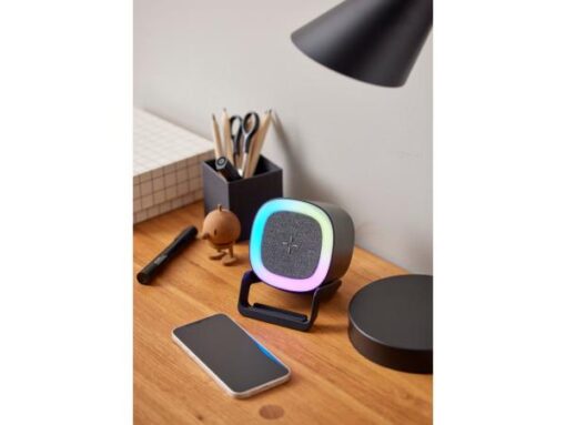 Still højtaler med oplader og lampe, Smart bluetooth-højttaler med integreret mobiloplader og LED bordlampe. kan placeres overalt hjemmet.