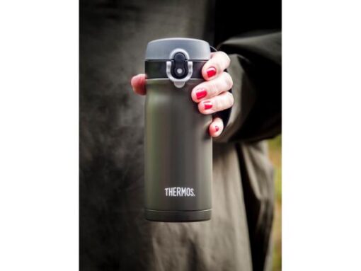 Thermos JMY termokop på 350 ml er en smart blanding af en lille termoflaske og en termokop fremstillet i rustfrit stål med et drikkelåg.