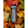 Thermos JMY termokop på 350 ml er en smart blanding af en lille termoflaske og en termokop fremstillet i rustfrit stål med et drikkelåg.
