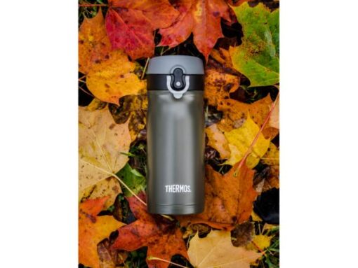 Thermos JMY termokop på 350 ml er en smart blanding af en lille termoflaske og en termokop fremstillet i rustfrit stål med et drikkelåg.