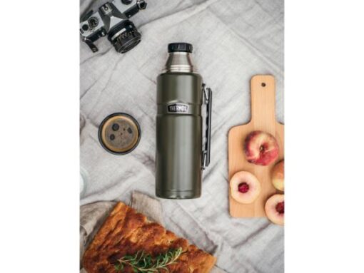 hermos stainless king thermoflaske, Holder 1,2 liter og med hank. Låget kan bruges som kop, og flasken er velegnet til både kolde og varme drikke.