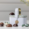 Xocolatl easter basket, Sød metalkurv med forskellige marcipanæg, pyntet med twistpakkede chokoladehasselnødder og lakrids Ca. 100 gr.