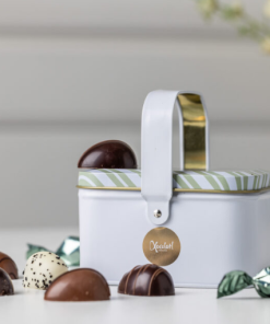 Xocolatl easter basket, Sød metalkurv med forskellige marcipanæg, pyntet med twistpakkede chokoladehasselnødder og lakrids Ca. 100 gr.