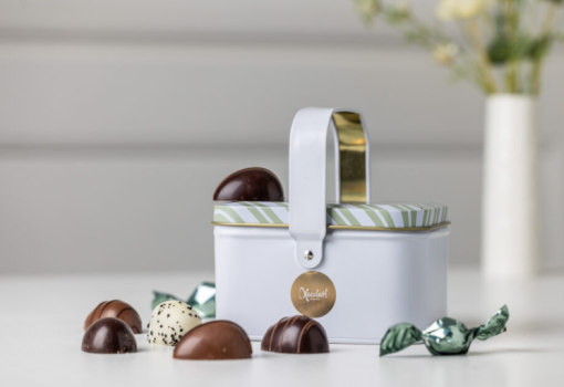 Xocolatl easter basket, Sød metalkurv med forskellige marcipanæg, pyntet med twistpakkede chokoladehasselnødder og lakrids Ca. 100 gr.