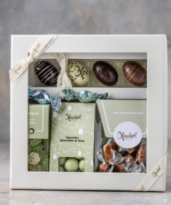 Xocolatl Easter gift green Fin gaveæske med 4 marcipanæg, smørbløde flødekarameller, chokoladelakrids med lime, frugtvingummi og nødder/chokoladeCa. 320 gr.