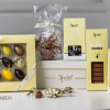 Xocolatl easter gift yellow, gaveæske med 9 stk. af :chokolader, mandler, smørbløde-karameller, hasselnødder, karamelchokolade og lakridser med chokolade