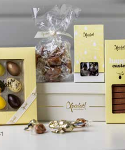 Xocolatl easter gift yellow, gaveæske med 9 stk. af :chokolader, mandler, smørbløde-karameller, hasselnødder, karamelchokolade og lakridser med chokolade