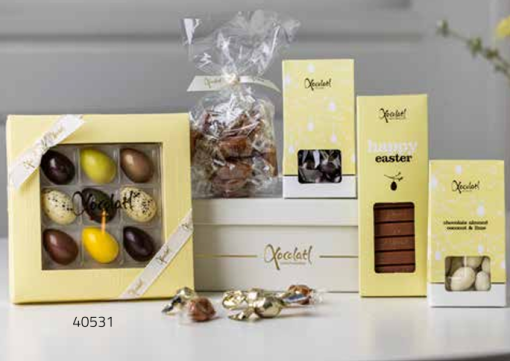 Xocolatl easter gift yellow, gaveæske med 9 stk. af :chokolader, mandler, smørbløde-karameller, hasselnødder, karamelchokolade og lakridser med chokolade