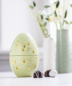 Xocolatl golden egg classic, smukt grøn metalæg, fyldte med hele 12 marcipan- og nougatæg. Ren klassisk marcipan, nougat praline, marcipan/nougatknas,100 gr