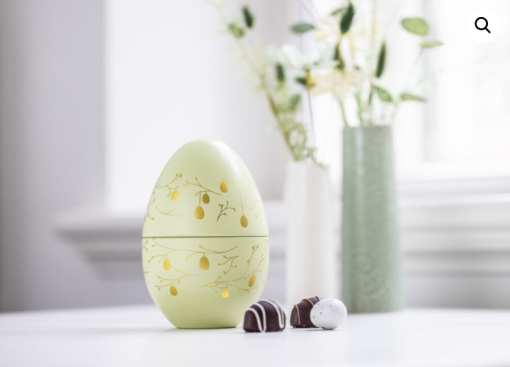 Xocolatl golden egg classic, smukt grøn metalæg, fyldte med hele 12 marcipan- og nougatæg. Ren klassisk marcipan, nougat praline, marcipan/nougatknas,100 gr