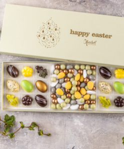 Golden eggs spring 18 mix, 18 fyldte chokolader. lakrids, yuzu, flødekaramel,mint, citron, saltkaramel, marcipan og nougat. Dragemix og mere. Ca. 400 gr.