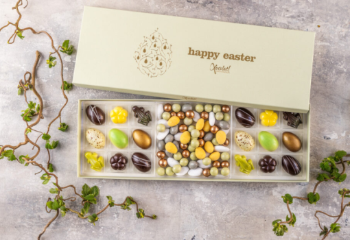 Golden eggs spring 18 mix, 18 fyldte chokolader. lakrids, yuzu, flødekaramel,mint, citron, saltkaramel, marcipan og nougat. Dragemix og mere. Ca. 400 gr.